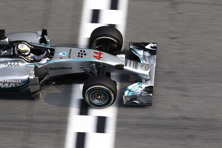 Nel Gran Premio di Malesia, disputato il 30 marzo, inizia il dominio di Hamilton (con quattro vittorie consecutive). Qui mentre taglia il traguardo. Segue, secondo, il compagno di squadra Rosberg, e Vettel, terzo, Red Bull. (Photo Press)